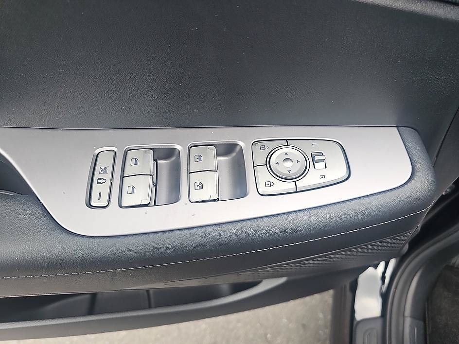 Used 2024 Abyss Black Pearl Hyundai SEL 7P image 11