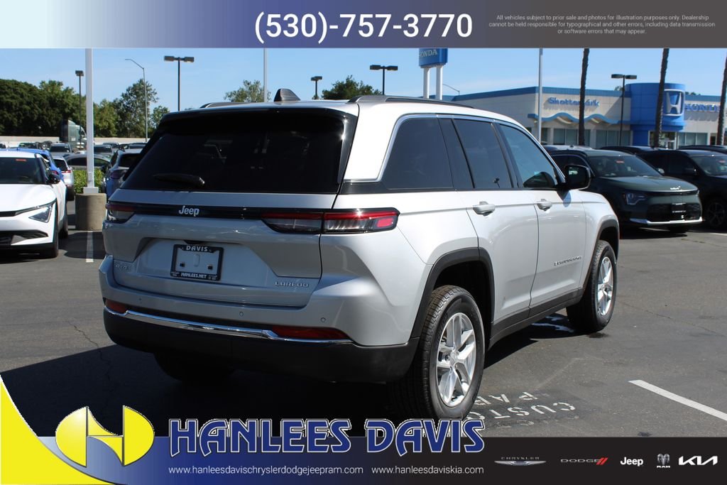 New 2026 Silver Zynith Exterior Paint Jeep Laredo X image 7