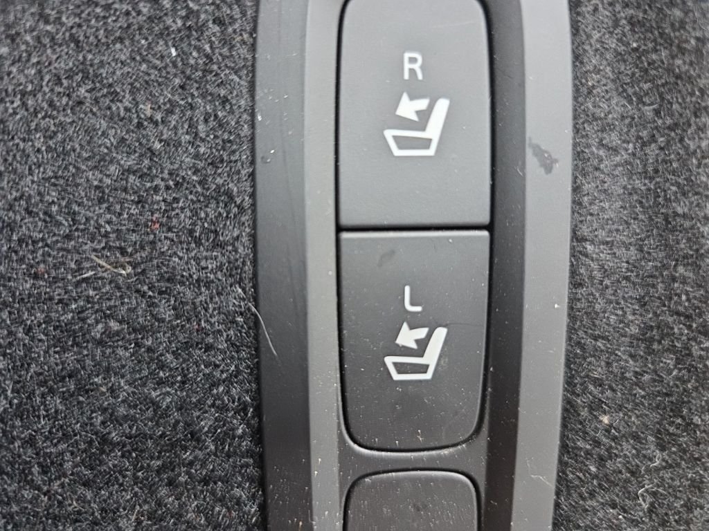 Used 2019 White Volvo T5 Momentum image 23
