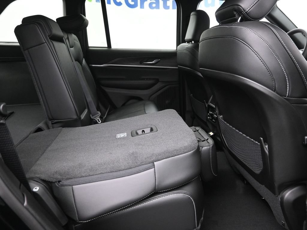 New 2026 Diamond Black Crystal Pearlcoat Jeep Altitude image 10
