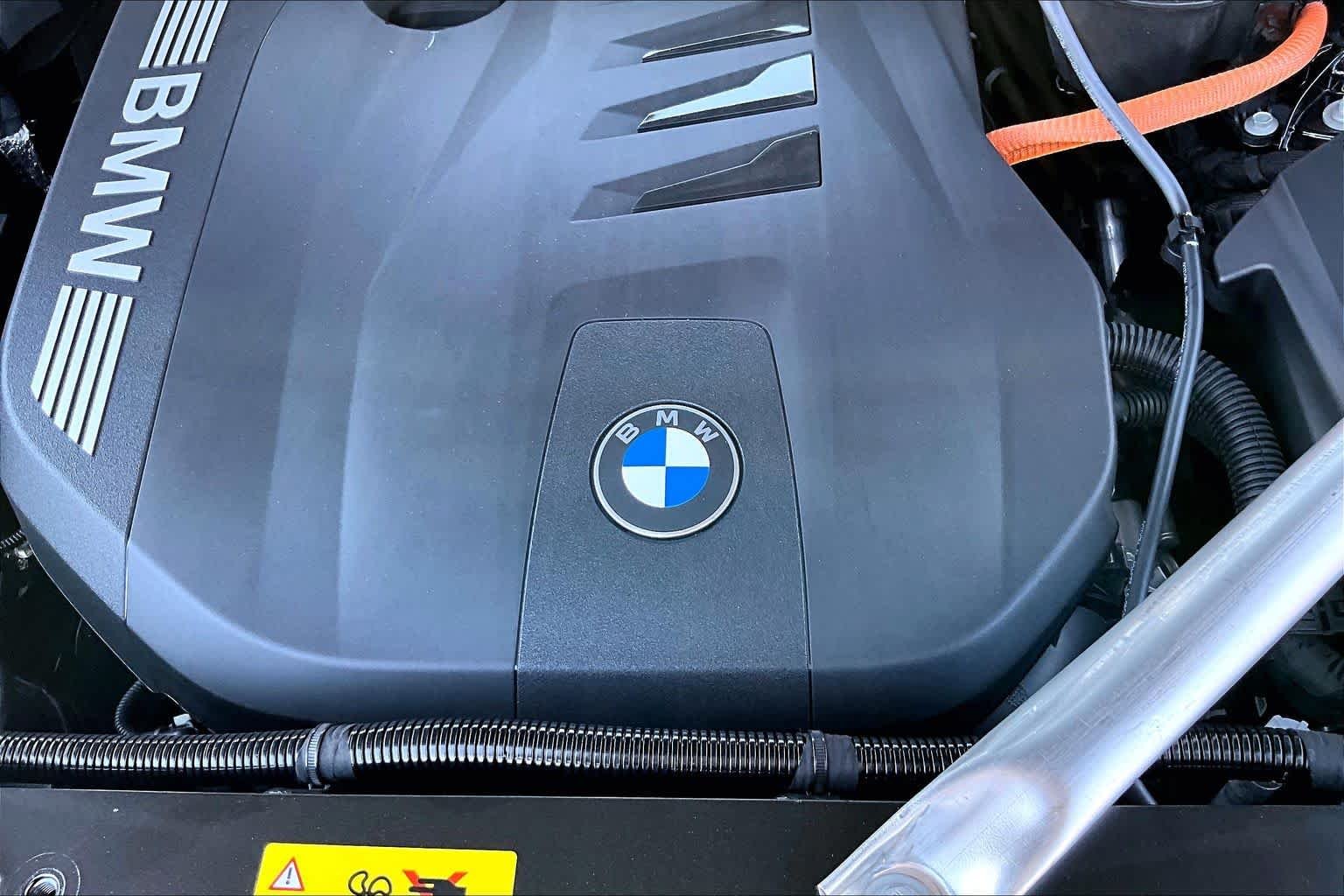 New 2026 Carbon Black Metallic BMW xDrive50e image 17