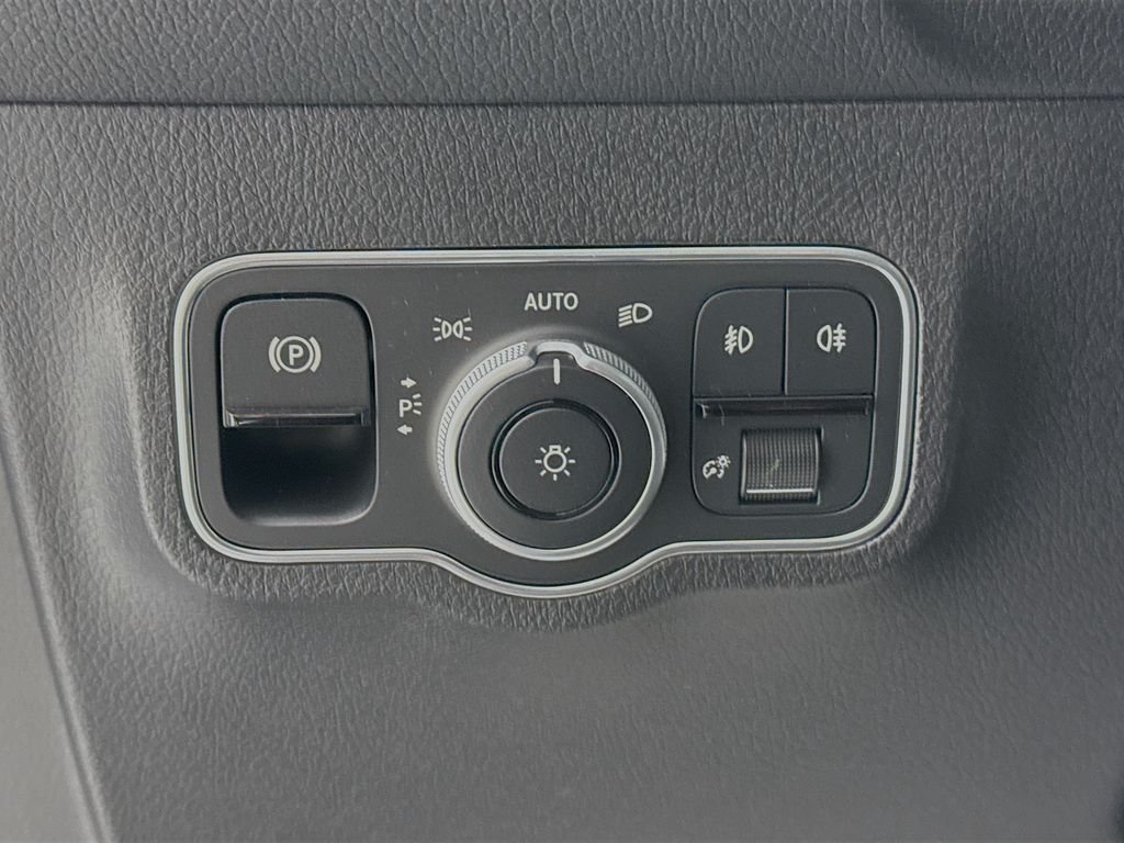 Used 2025 Silver Mercedes-Benz GLB 250 image 11