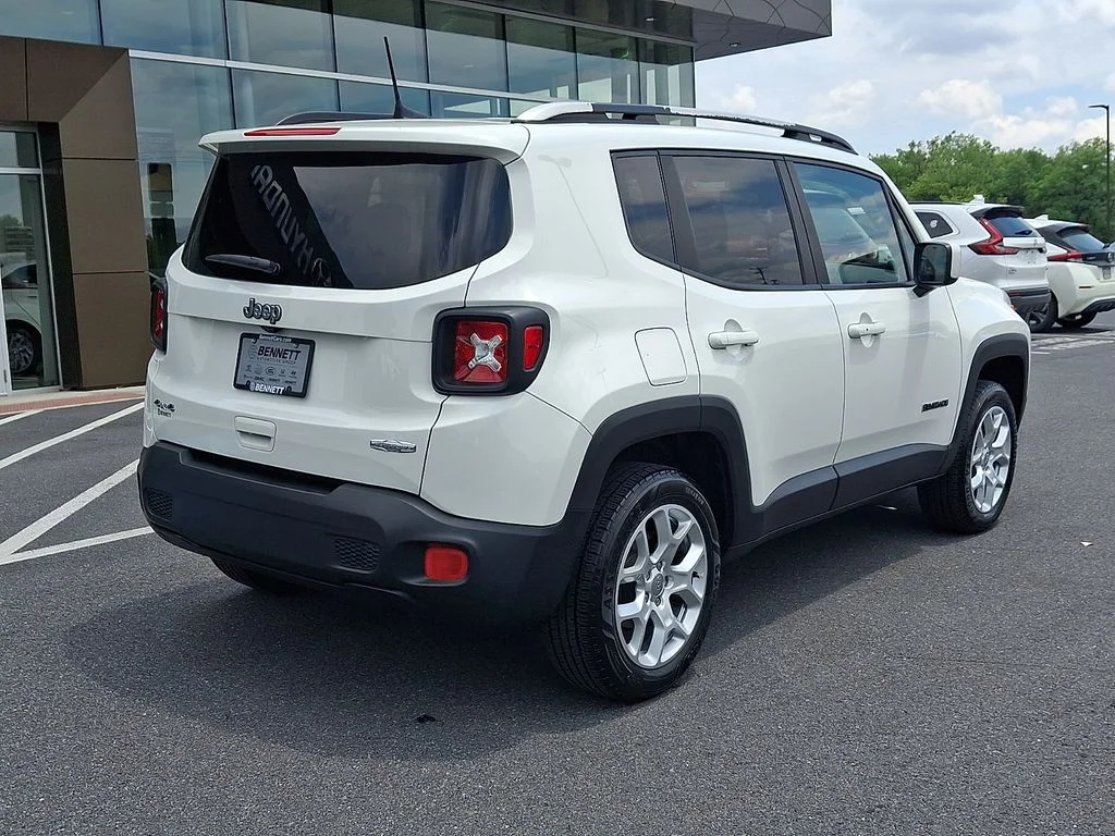 Used 2018 White Jeep Latitude image 6