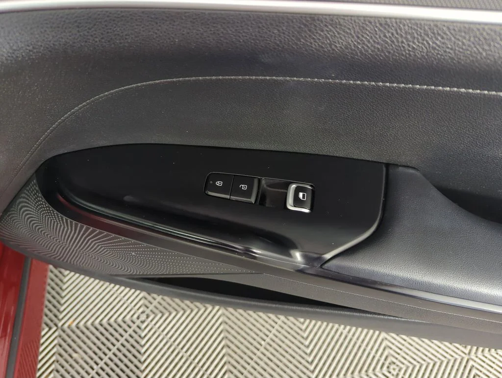 Used 2023 Red Kia LXS image 33