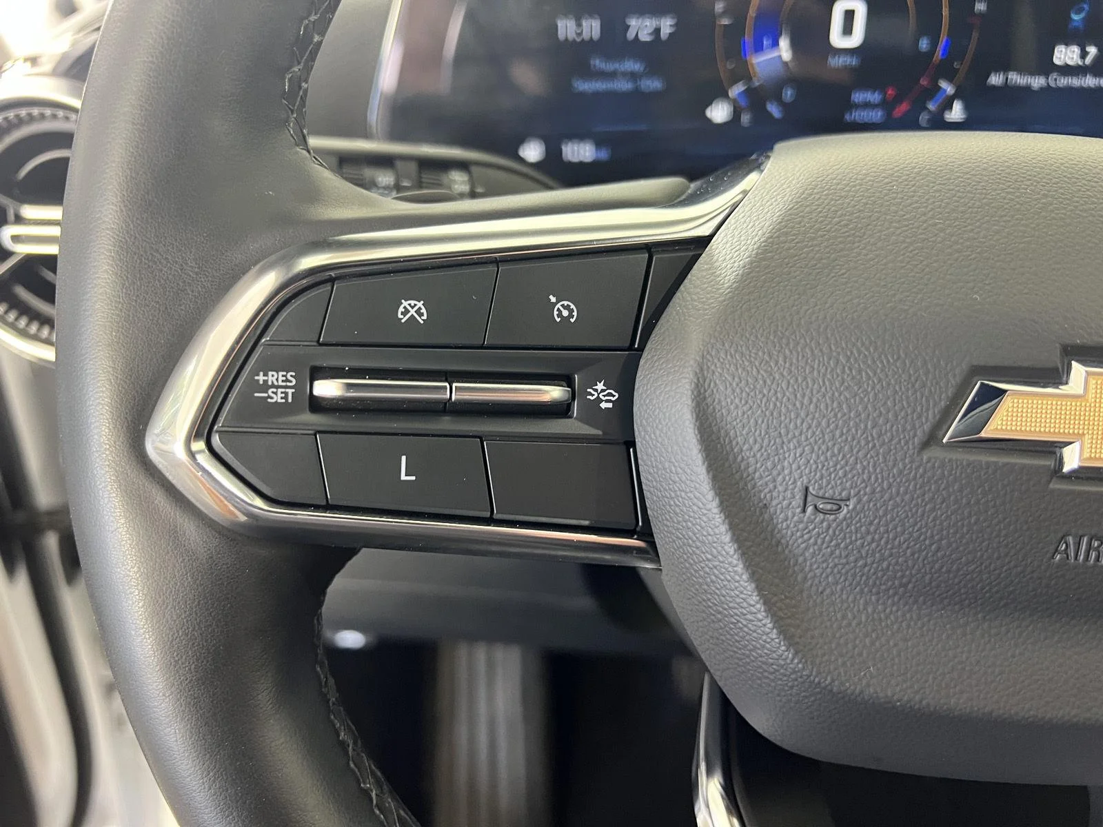 Used 2025 Summit White Chevrolet LT image 9