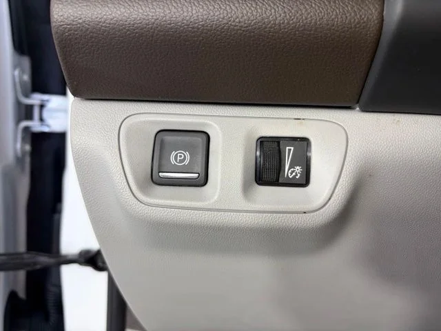 Used 2023 White GMC SLT image 21