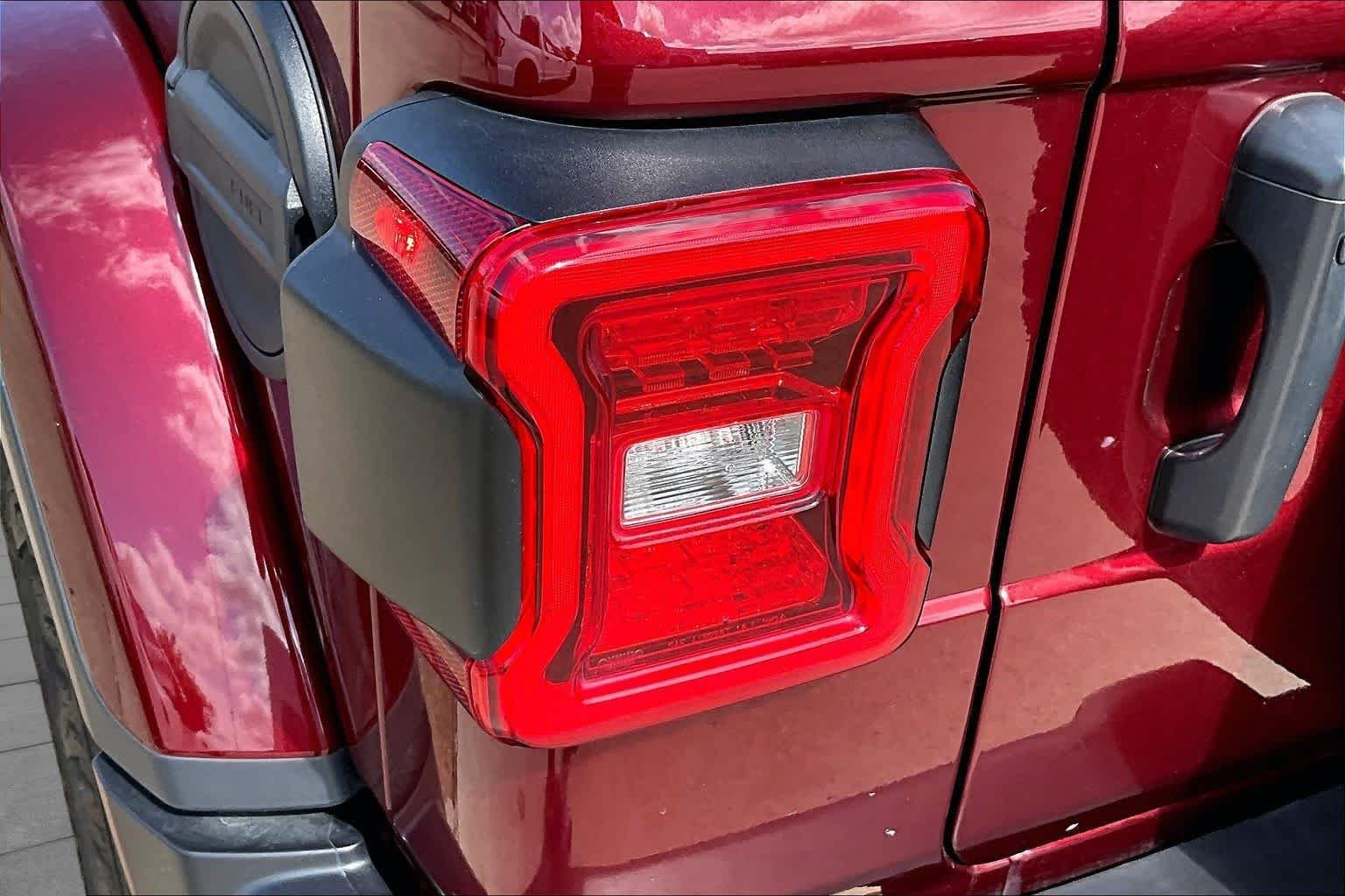 Used 2021 Snazzberry Pearlcoat Jeep Unlimited Sahara image 27
