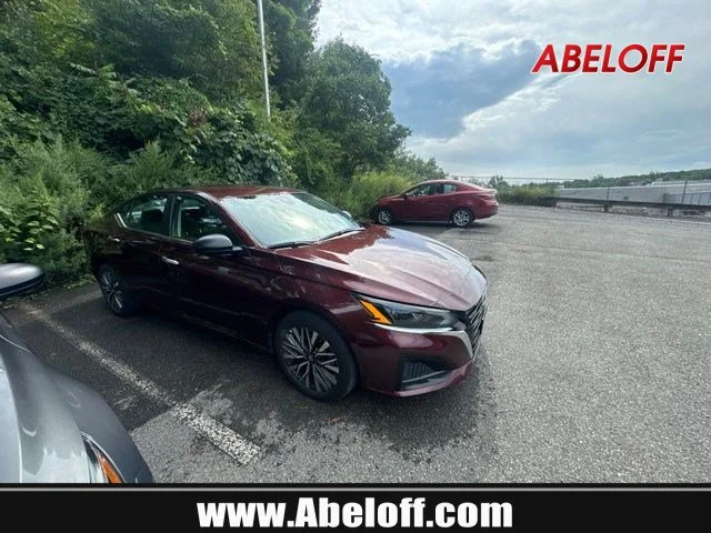 Used 2025 Garnet Pearl Metallic Nissan SV image 1