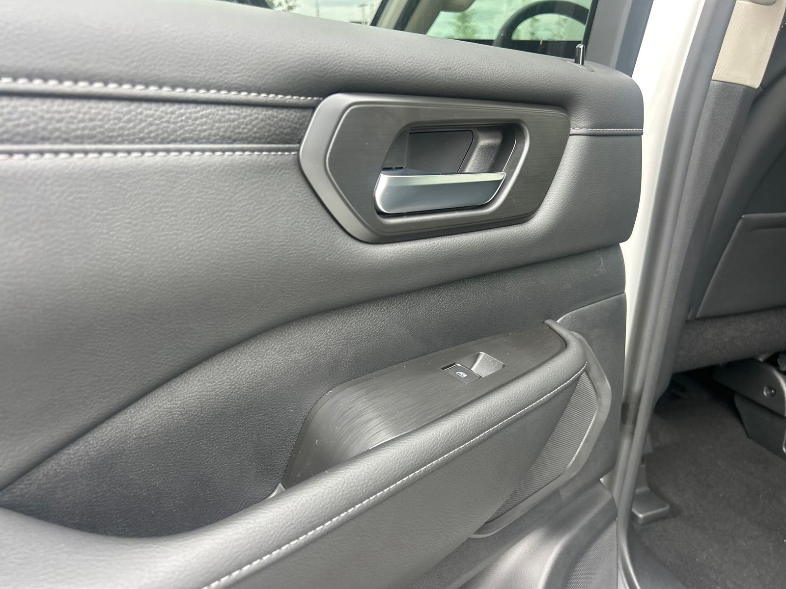 2025 Nissan Armada SV - Photo 17