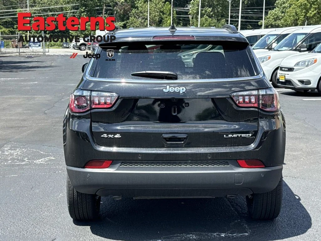 New 2026 Diamond Black Crystal Pearl-Coat Exterior Paint Jeep Limited image 6
