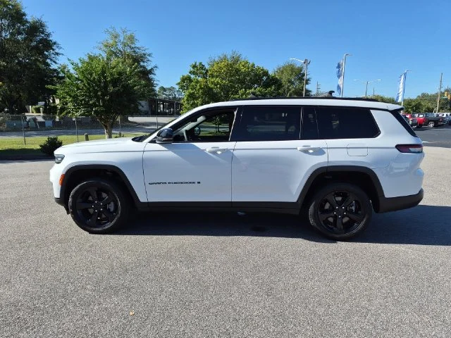 Used 2025 White Jeep Limited image 6