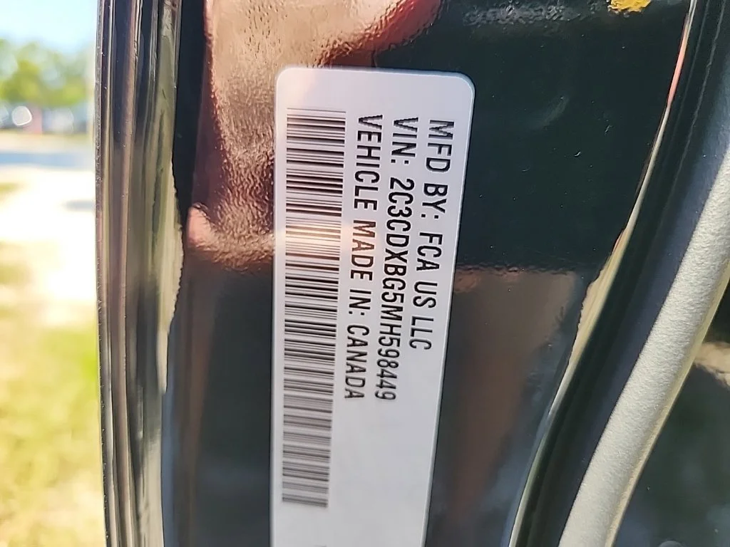 Used 2021 Pitch Black Clearcoat Dodge SXT image 8
