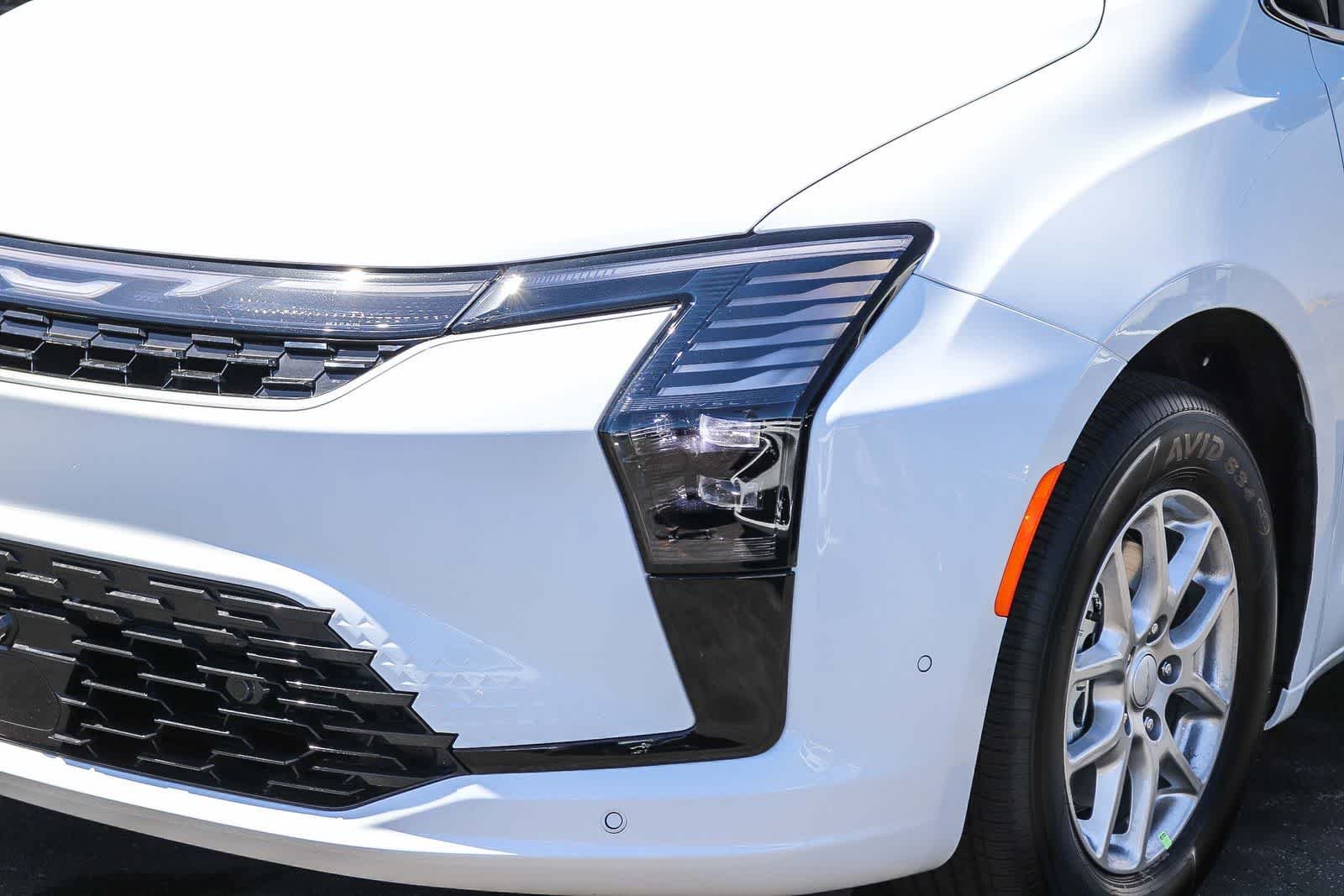 New 2027 Bright White Clear-Coat Exterior Paint Chrysler Select image 8