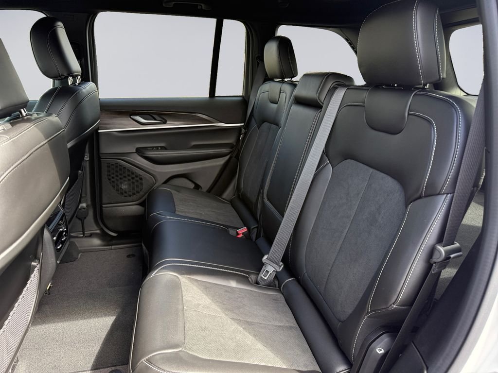 New 2026 Bright White Clear-Coat Exterior Paint Jeep Altitude image 16