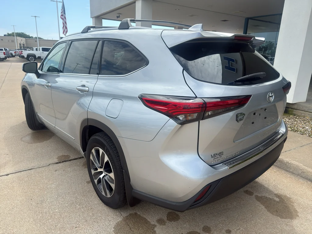 Used 2022 Celestial Silver Metallic Toyota XLE image 8