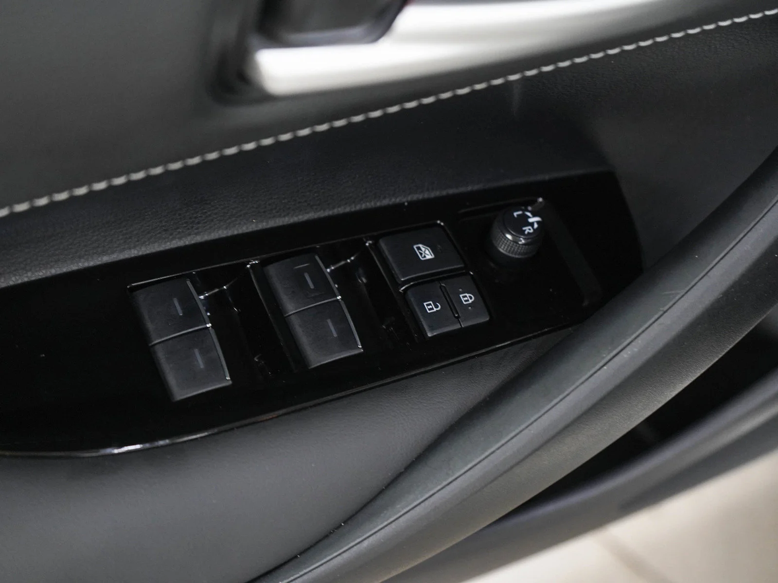Used 2022  Toyota SE image 17