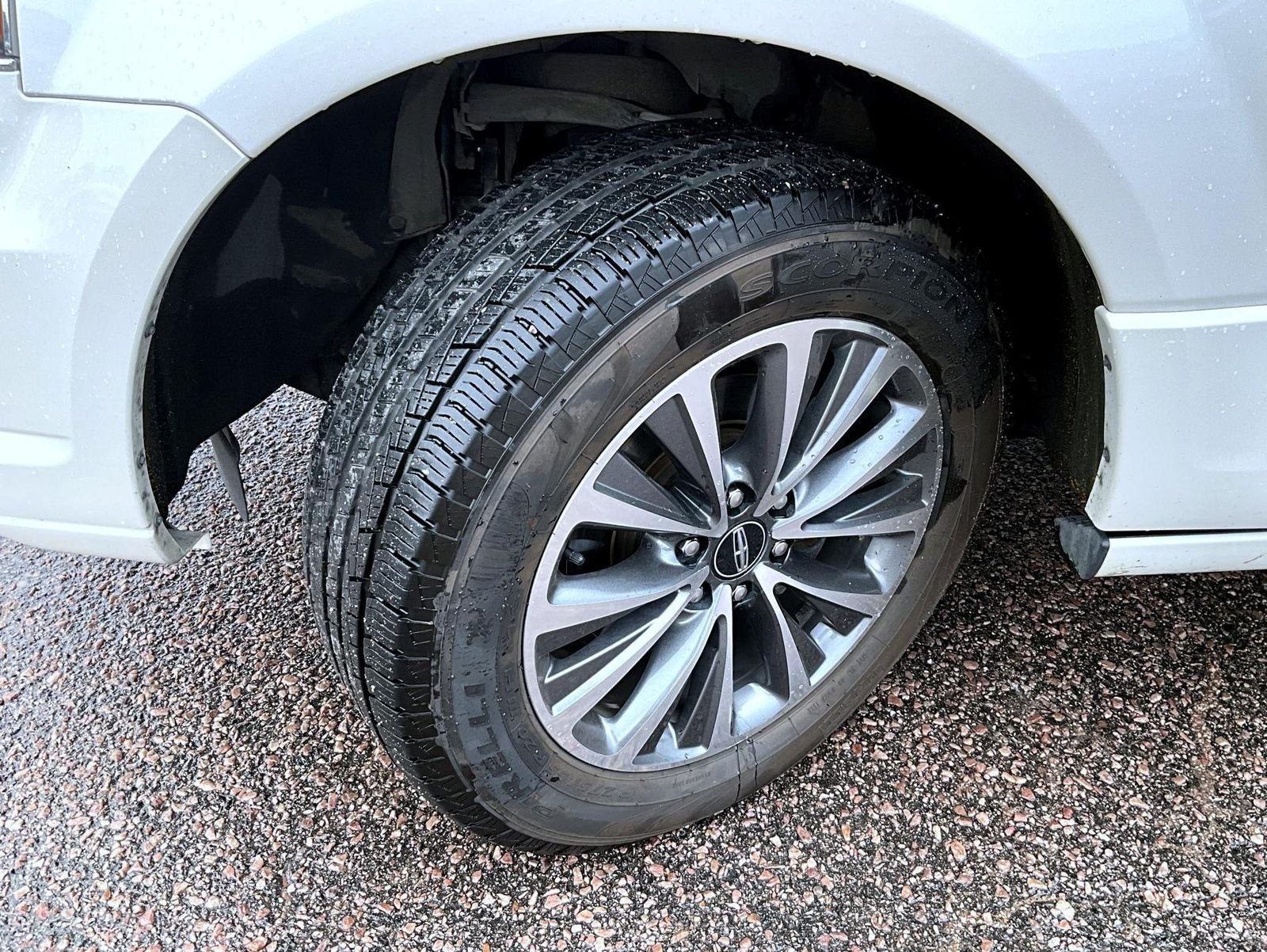 Used 2016 White Lincoln Select image 25