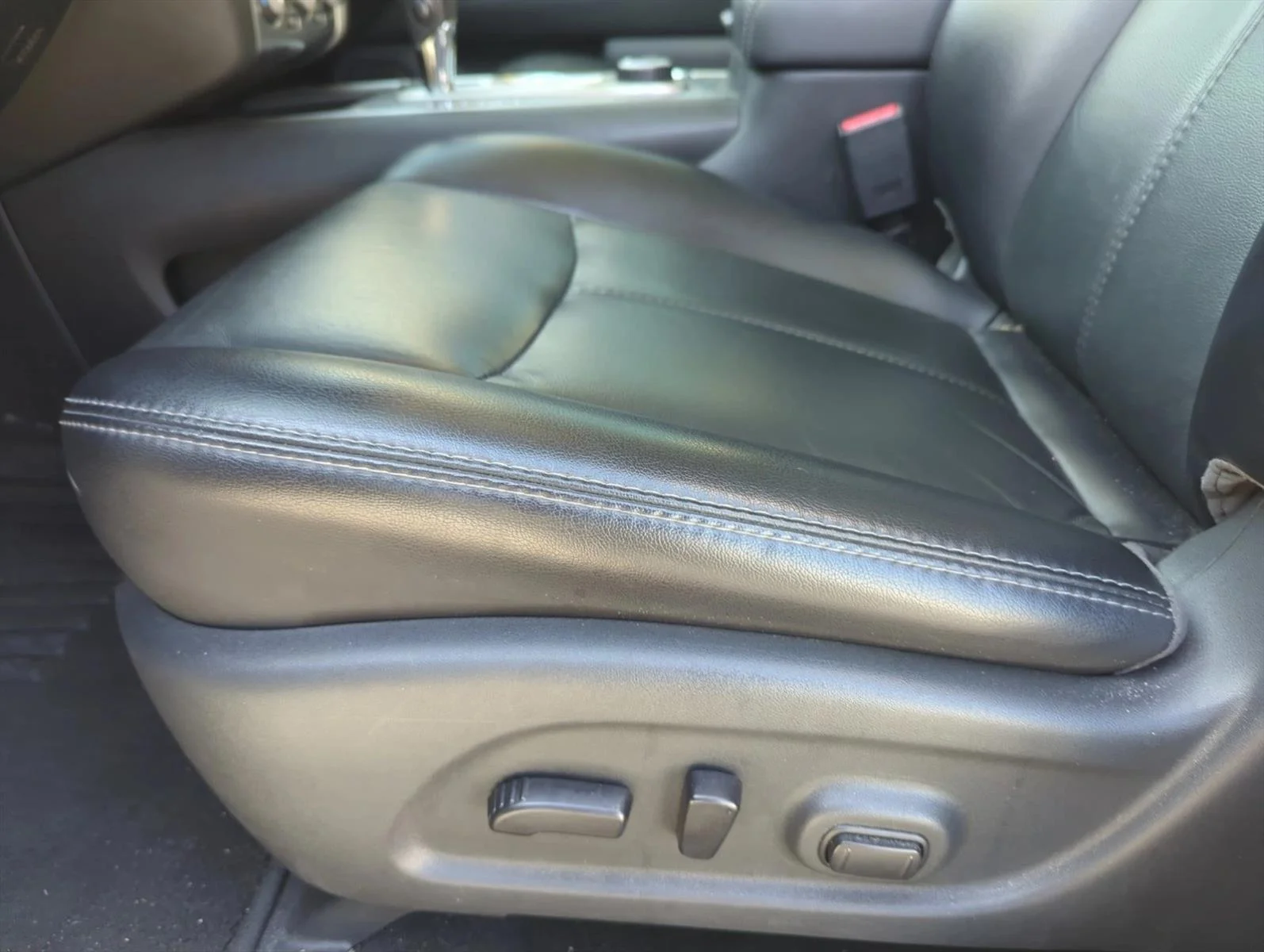 Used 2018 Pearl White Nissan SL image 13