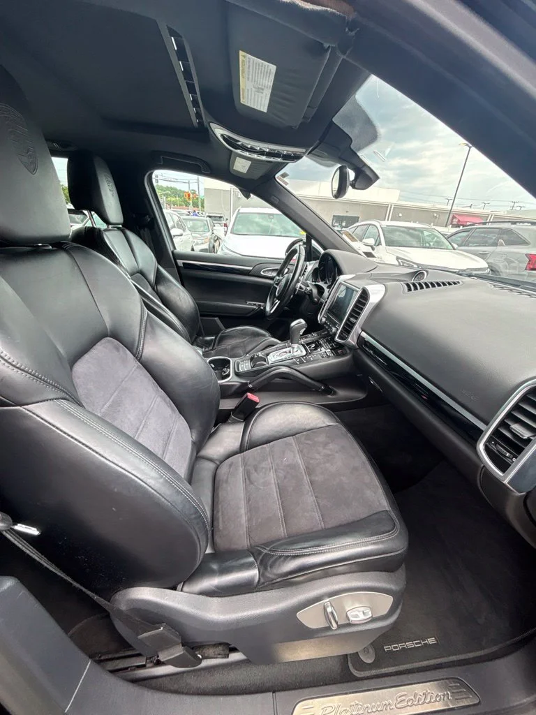 Used 2018  Porsche  image 23