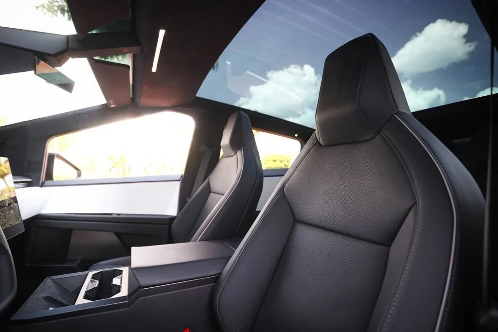 2024 Tesla Cybertruck Base - Photo 34