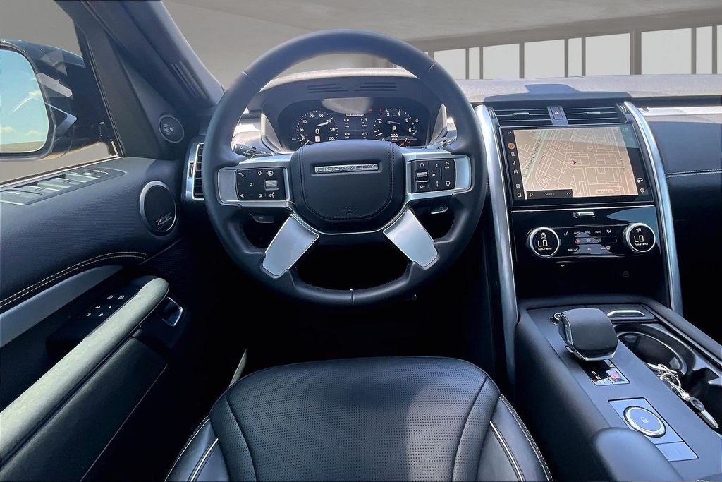 Used 2024 Black Land Rover Dynamic SE image 5