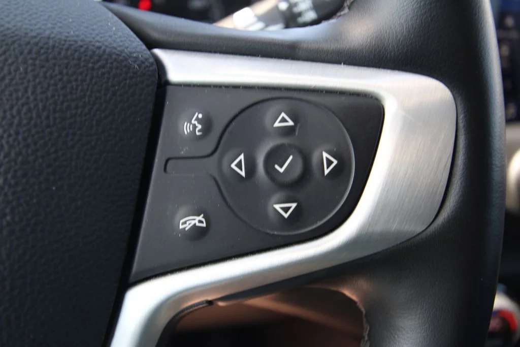 Used 2024 White GMC SLT image 19
