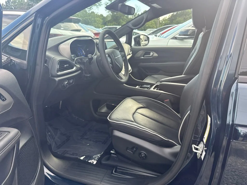 Used 2024 Blue Chrysler Select Premium S Appearance image 3