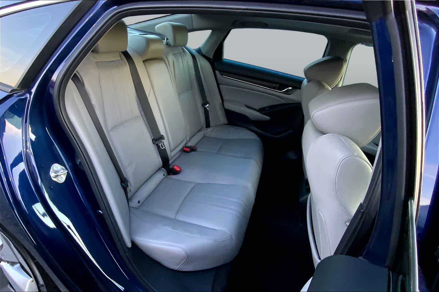 Used 2018 Obsidian Blue Pearl Honda Touring 1.5T image 19