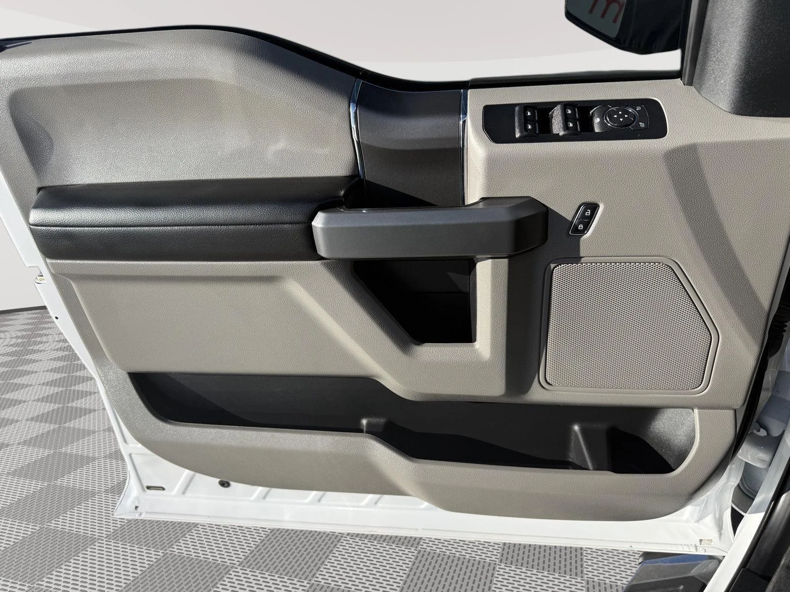 Used 2019 Oxford White Ford XLT image 16