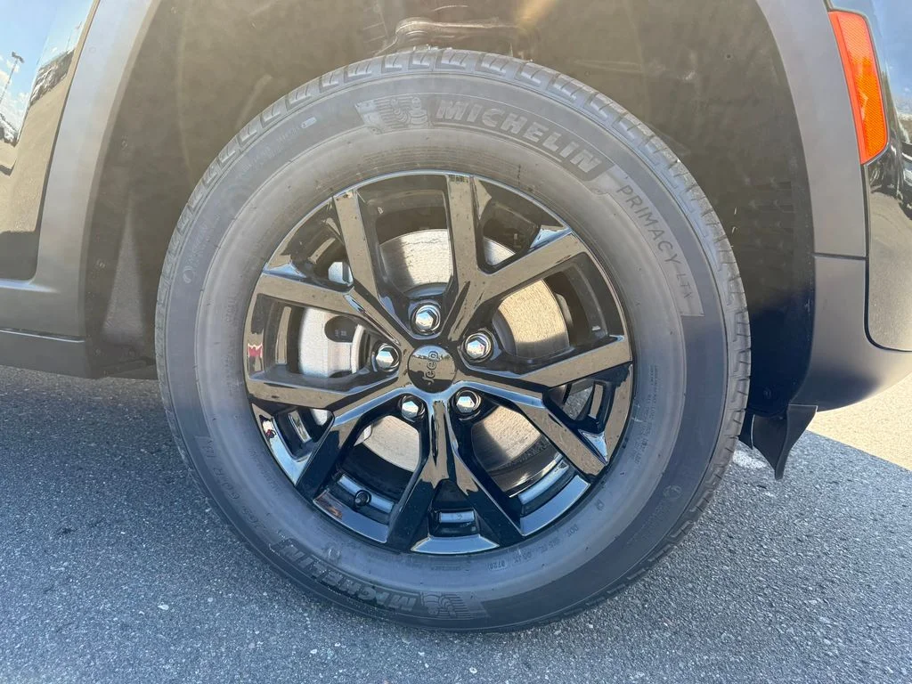 New 2026 Diamond Black Crystal Pearlcoat Jeep Laredo image 11