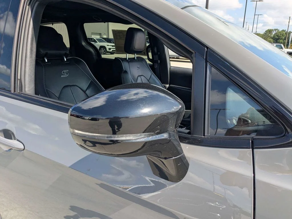 Used 2025 White Chrysler Limited image 13