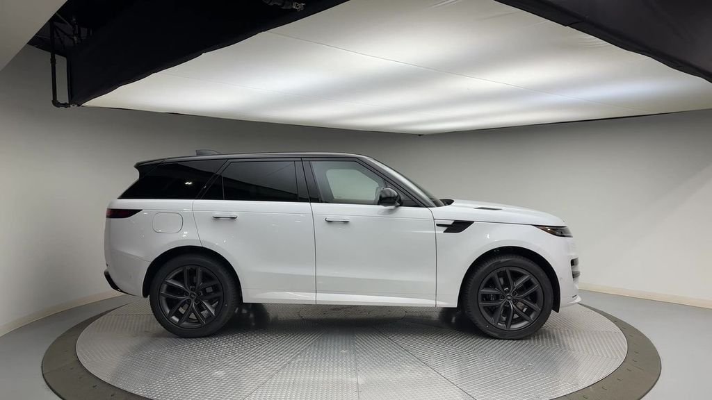 Used 2024 Fuji White Land Rover Dynamic SE image 9