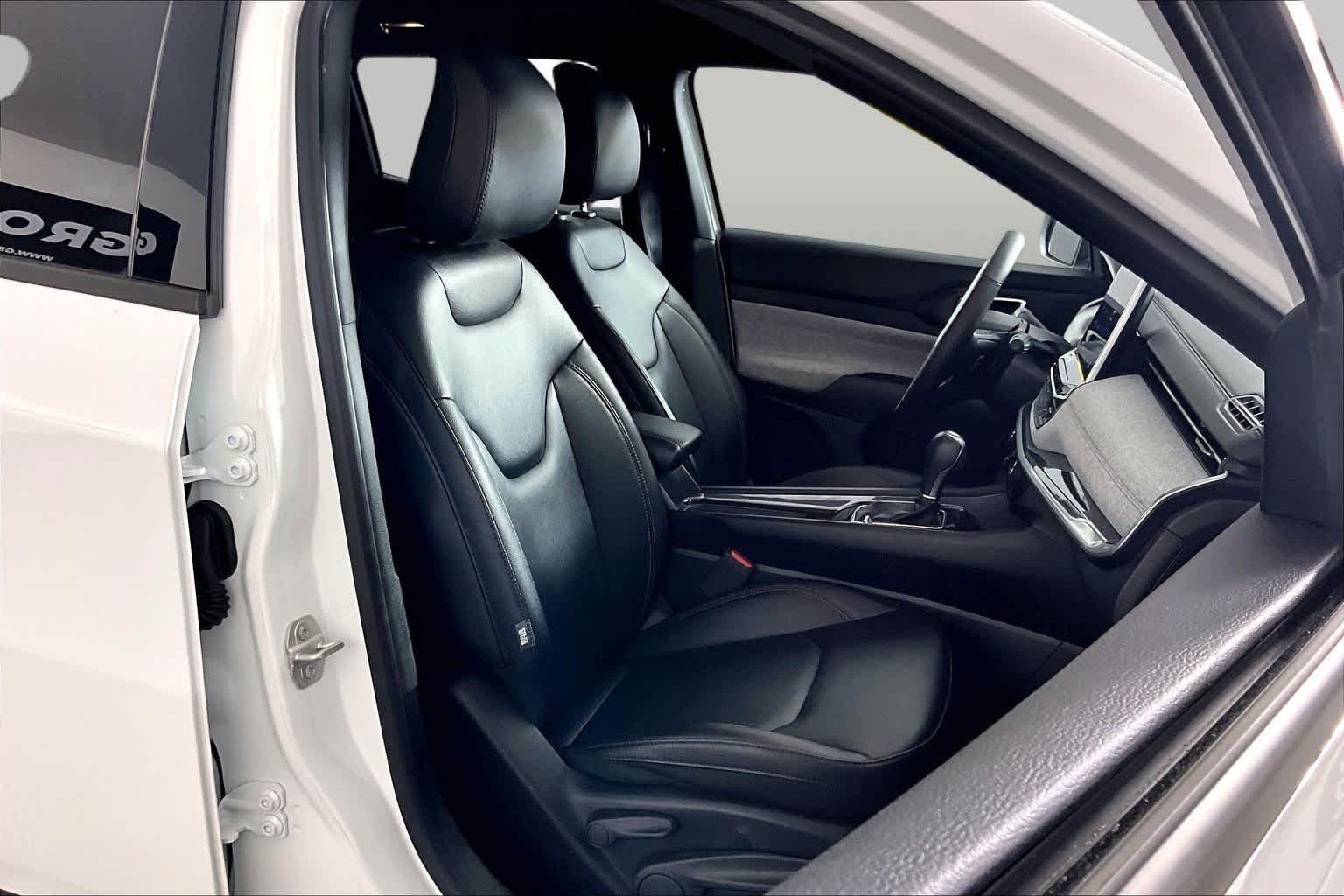 Used 2024 White Jeep Latitude Lux FWD image 9