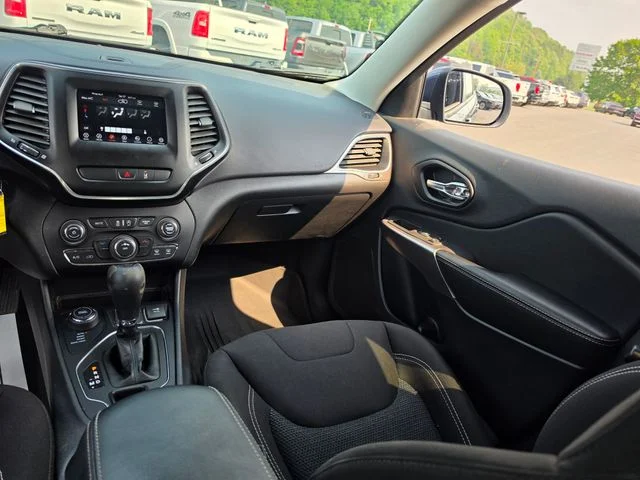 Used 2021 Blue Jeep Latitude image 14