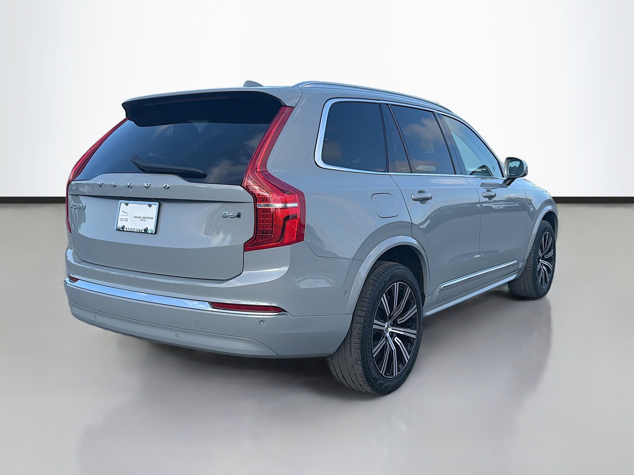 Used 2024 Vapour Gray Metallic Volvo Plus Bright Theme image 5