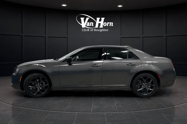 2023 Chrysler 300 Touring - Photo 10