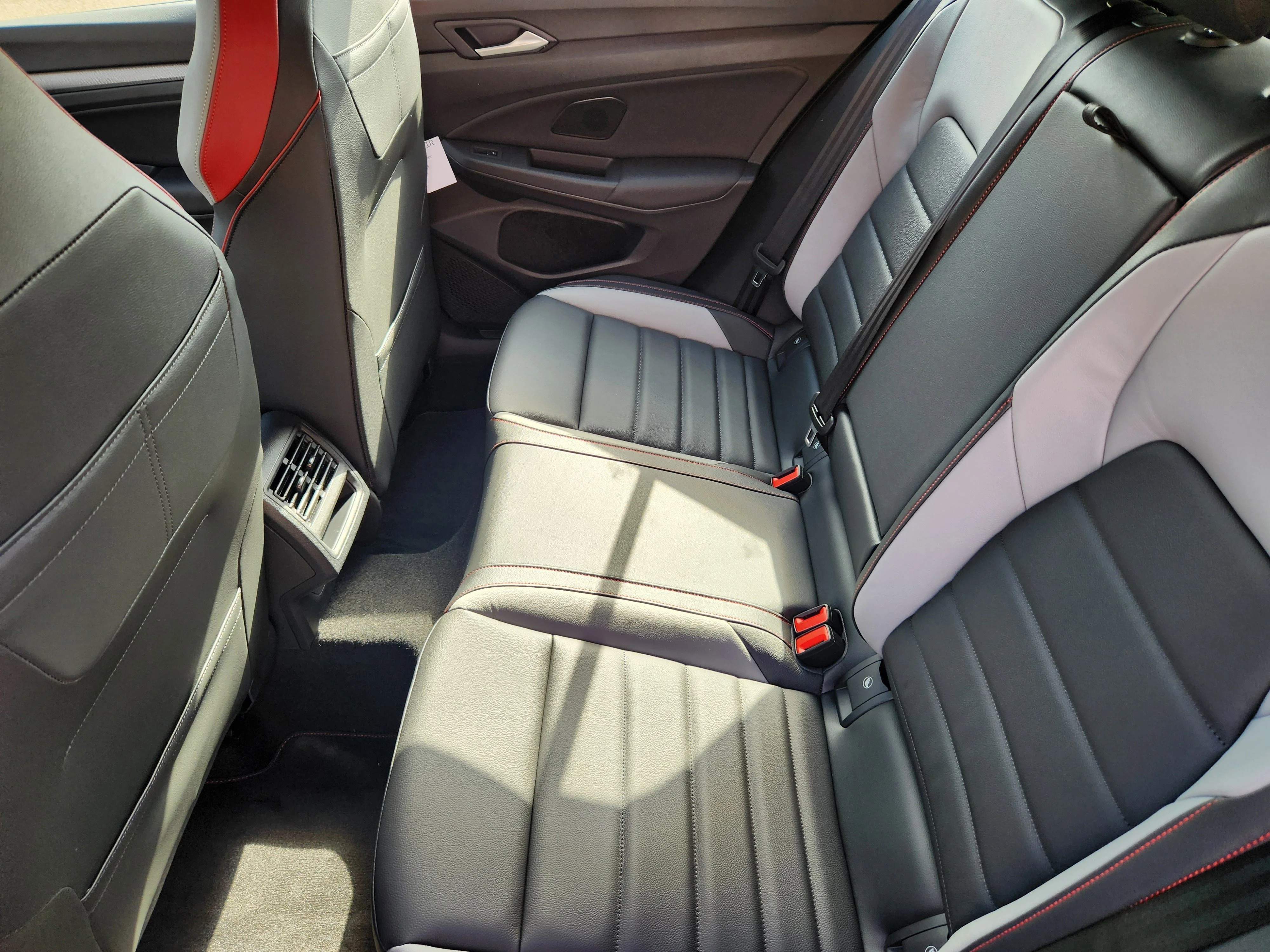 2025 Volkswagen Golf GTI SE - Photo 11