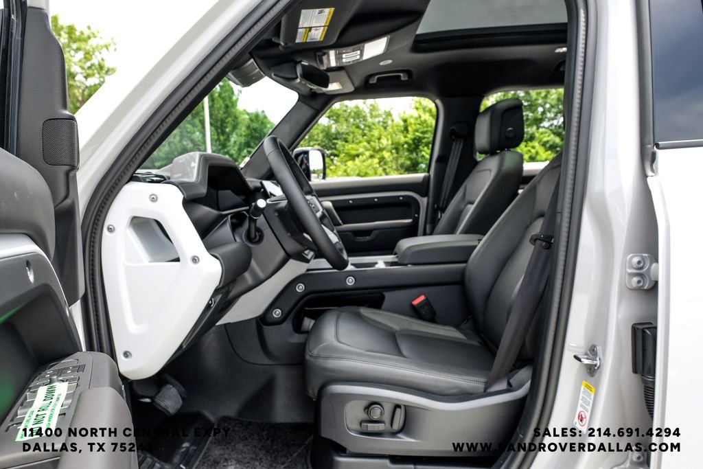 New 2026 Borasco Grey Metallic Land Rover X-Dynamic SE image 32