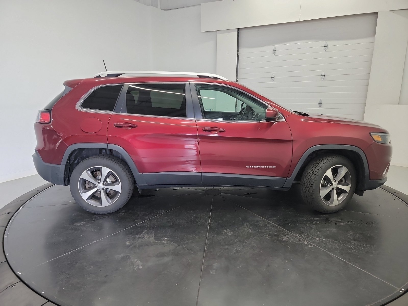 Used 2020 Velvet Red Pearlcoat Jeep Limited image 9