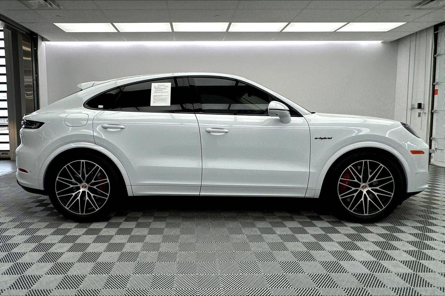 Used 2025 White Porsche S E-Hybrid image 4