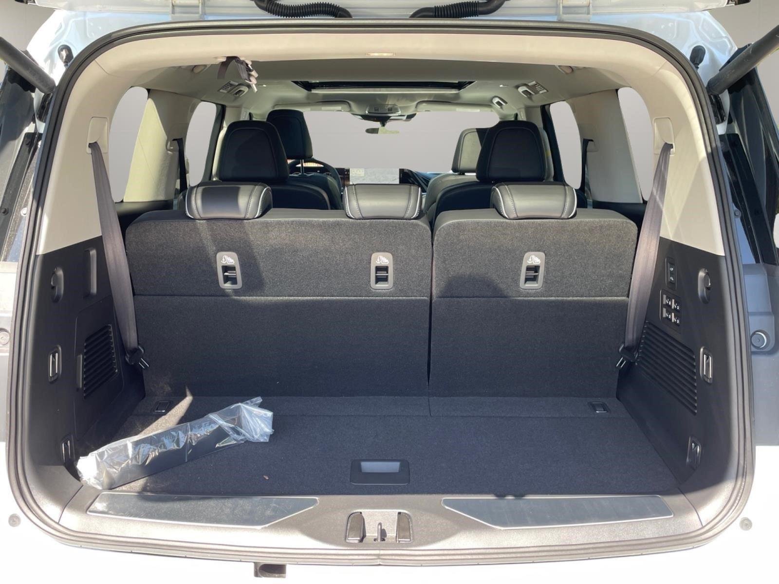 New 2026 RADIANT WHITE INFINITI Luxe 2WD image 5