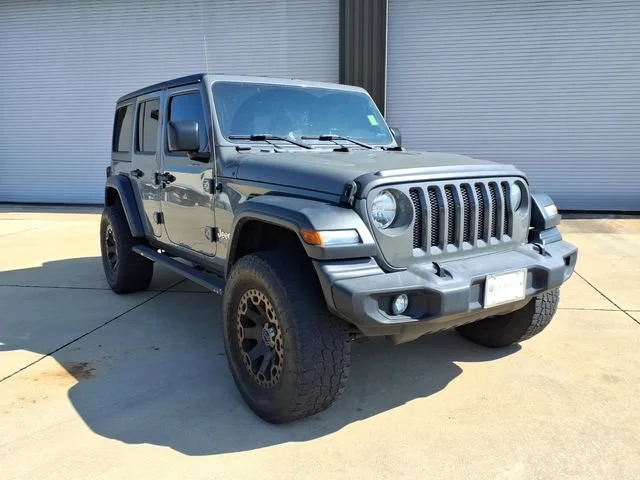 Used 2018  Jeep Sport S image 4
