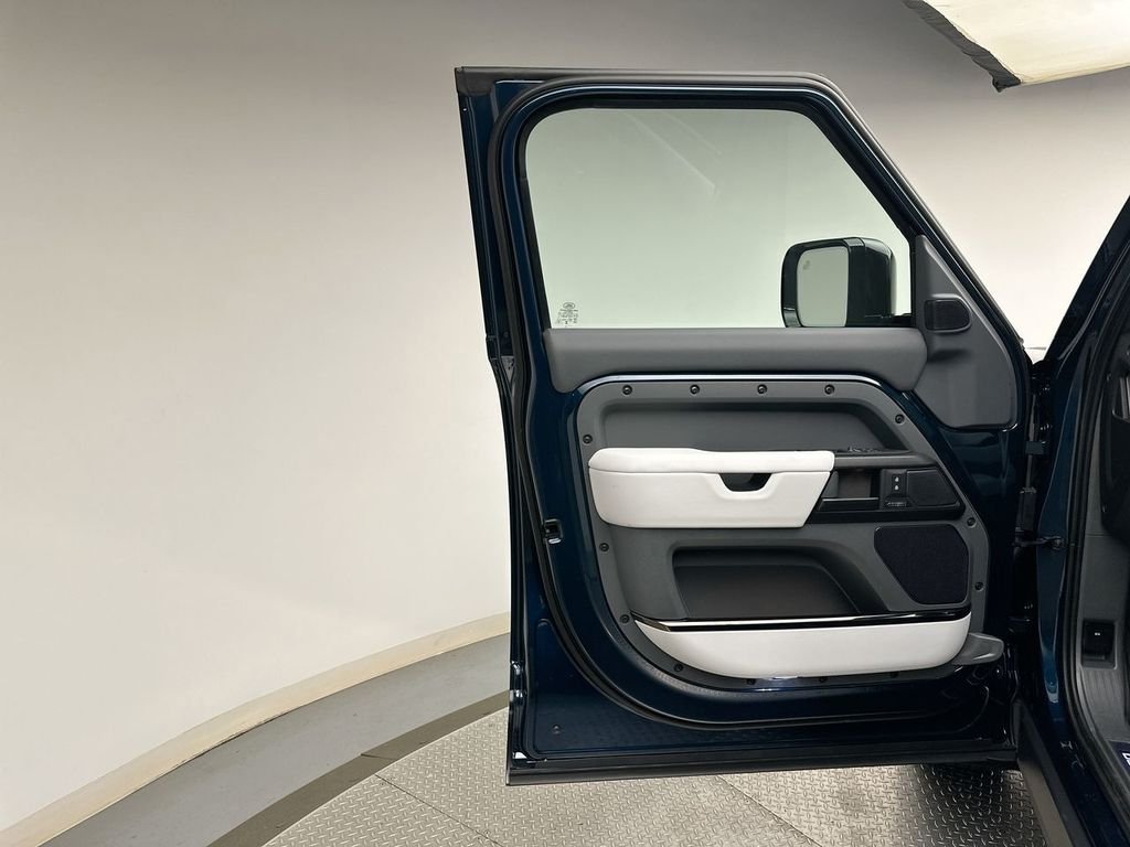 New 2026 Sargasso Blue Land Rover OCTA image 17