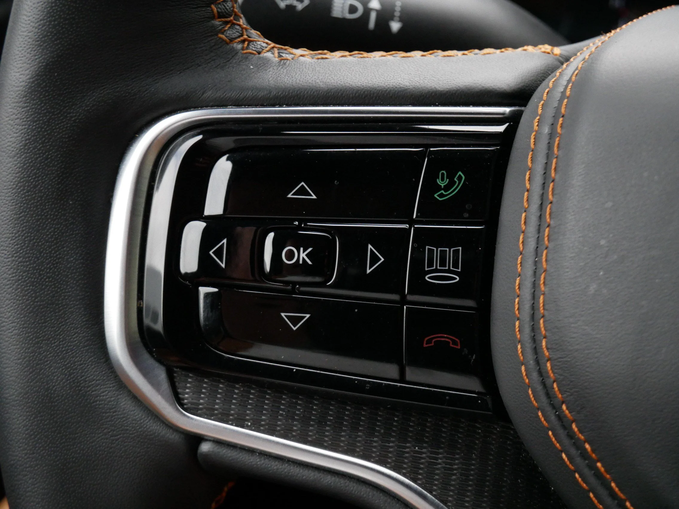 Used 2025 Diamond Black Crystal Pearlcoat Jeep Series III Obsidian image 29