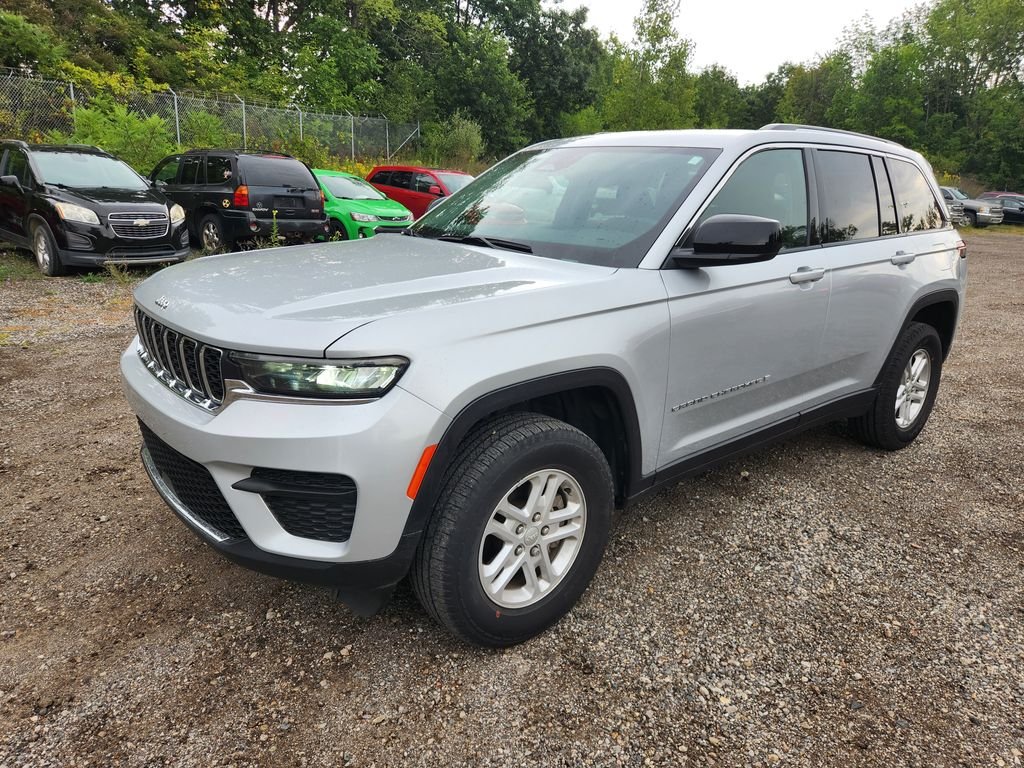 Used 2024 Silver Jeep Laredo image 1