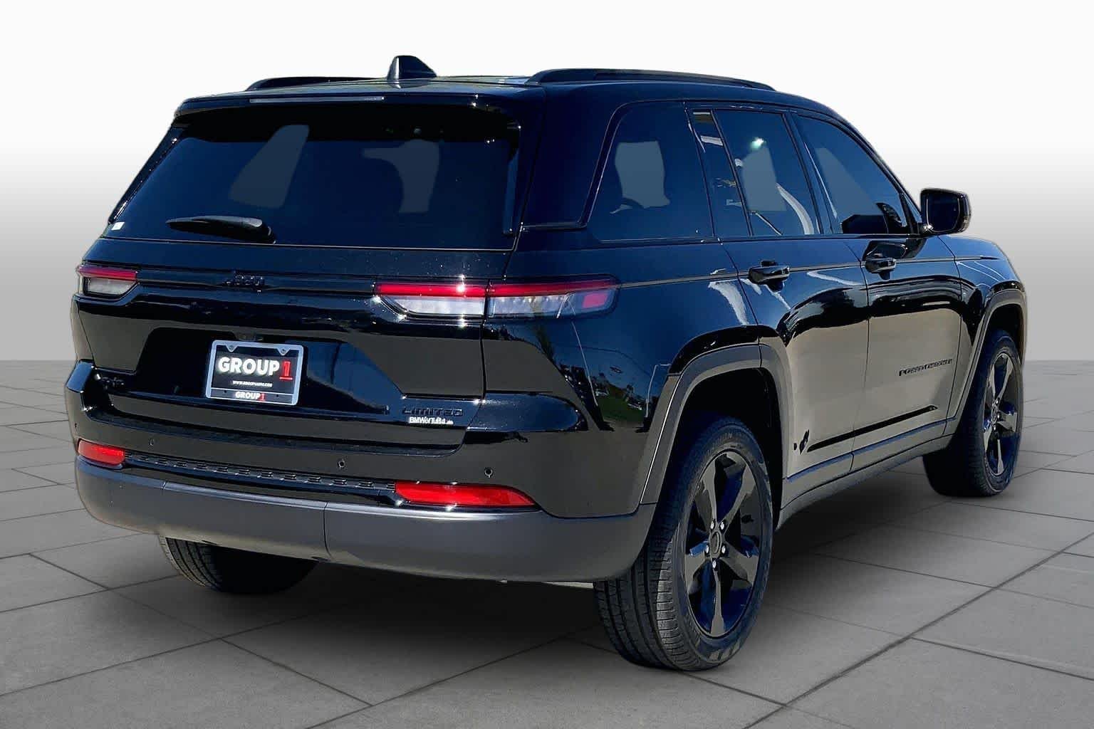 Used 2024 Diamond Black Crystal Pearlcoat Jeep Limited image 12