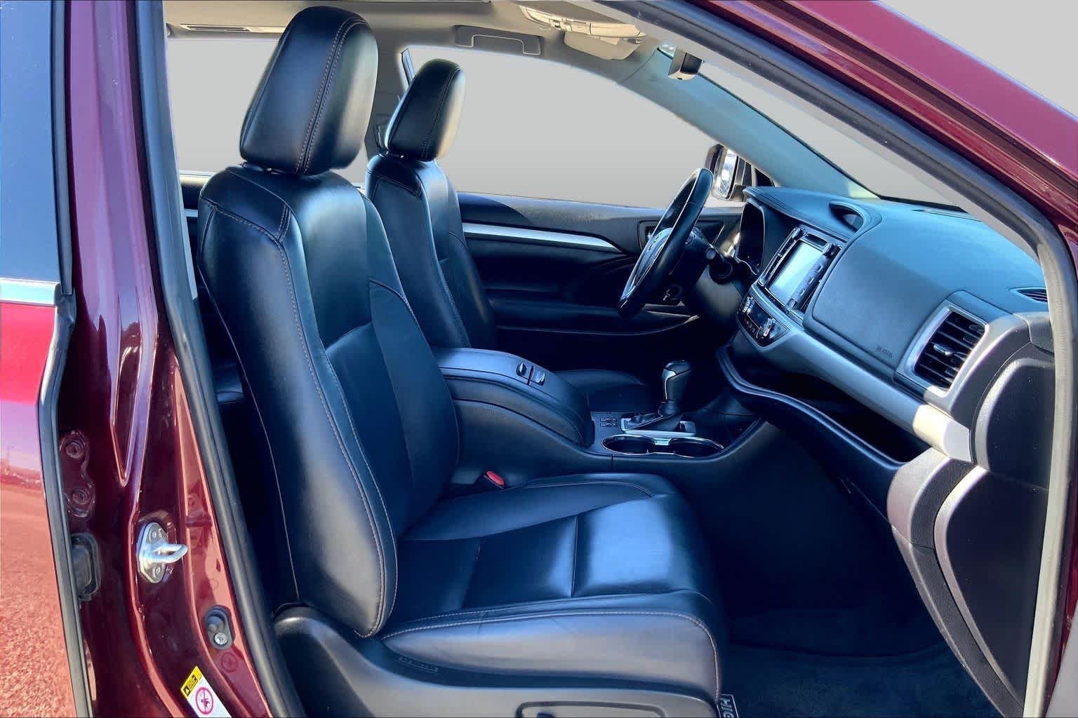 Used 2019 Ooh La La Rouge Mica Toyota XLE image 9