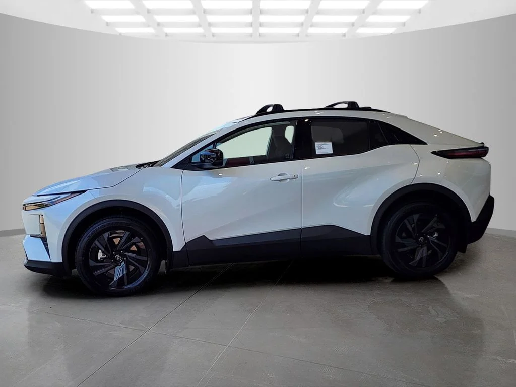 New 2026 Wind Chill Pearl <sup>1</sup> Toyota  SE image 5