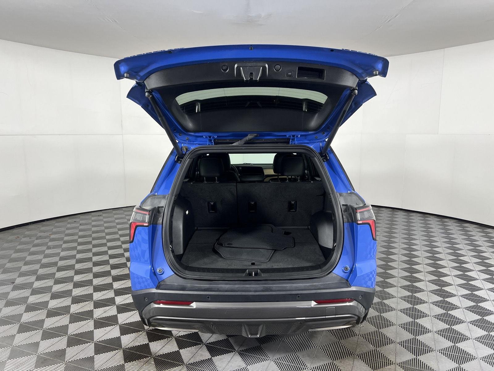 Used 2025 Reef Blue Metallic Chevrolet AWD ACTIV image 5