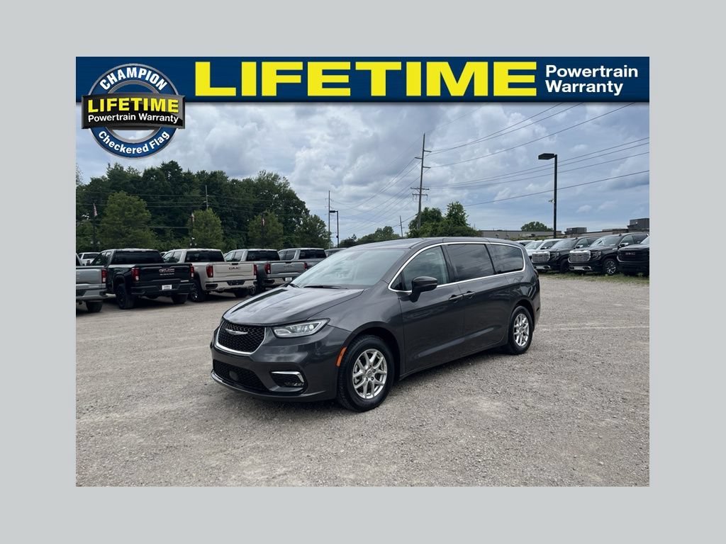 2023 Chrysler Pacifica Touring L's photo